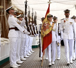 La Princesa de Asturias abanderada en la Jura de Bandera durante su escala en Nueva York