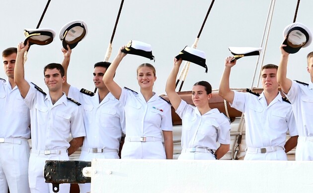 La Princesa de Asturias saluda desde la cubierta del buque escuela Juan Sebastián de Elcano durante su llegada a Gijón
