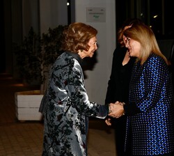Su Majestad la Reina Doña Sofía recibe el saludo de la vicepresidenta primera y Consellera de Servicios Sociales, Igualdad y Vivienda de la Generalita