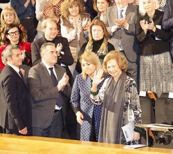 Su Majestad la Reina Doña Sofía saluda a su llegada al Palau de la Música de Valencia