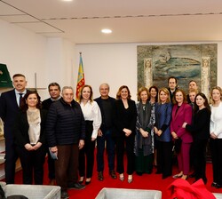 Su Majestad la Reina Doña Sofía con los alcaldes de municipios afectados por la DANA y las autoridades
