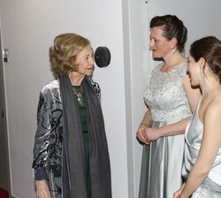 Doña Sofía durante el encuentro con la soprano Sandra Hamaoui y la mezzosoprano Eva Kroon, intérpretes del concierto solidario a beneficio de los damn