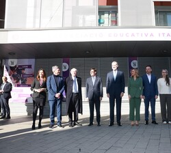 Su Majestad el Rey con las autoridades asistentes a la visita
