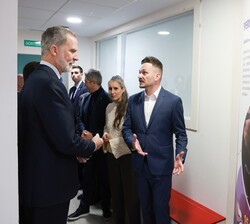 Su Majestad el Rey durante su recorrido por la Asociación Educativa Ítaca