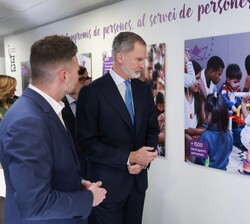 Su Majestad el Rey durante su recorrido por la Asociación Educativa Ítaca