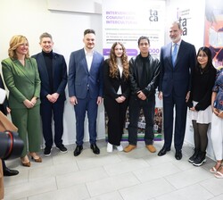 Su Majestad el Rey durante su recorrido por la Asociación Educativa Ítaca con jóvenes usuarios del programa