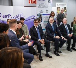 Su Majestad el Rey durante el diálogo informal, moderado por el director general de la Asociación Educativa Ítaca, con los jóvenes usuarios del progra