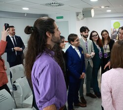 Don Felipe conversa con los jóvenes usuarios del programa