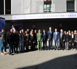 Su Majestad el Rey con el equipo de la Asociación Educativa Ítaca y las autoridades