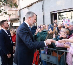 Su Majestad el Rey saluda a la gente congregada a su salida de la Asociación Educativa Ítaca