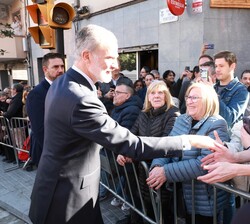 Su Majestad el Rey saluda a las personas congregadas a su salida de la Asociación Educativa Ítaca