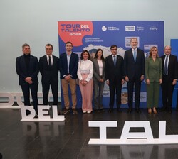 Su Majestad el Rey a su llegada al auditorio de “La Farga” junto a las autoridades