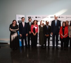 Su Majestad el Rey con los miembros del jurado del premio Social 2025 