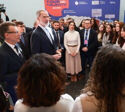 Su Majestad el Rey durante el encuentro con estudiantes del Colegio Larrode de Catarroja y de la Universidad de Valencia