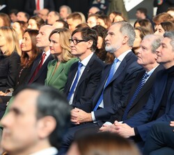 Su Majestad el Rey durante el desarrollo del acto en el auditorio acompañado por las autoridades