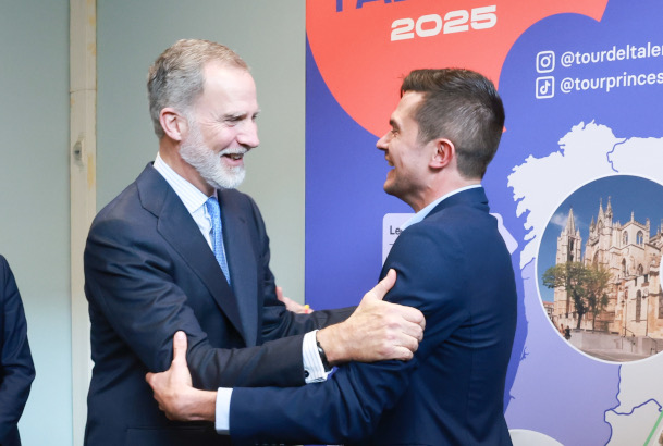 Su Majestad el Rey felicita al galardonado con el Premio Princesa de Girona Social 2025, Pablo Sánchez