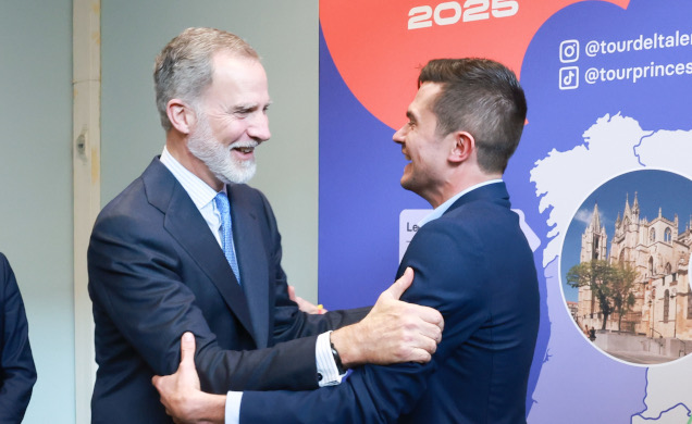 Su Majestad el Rey felicita al galardonado con el Premio Princesa de Girona Social 2025, Pablo Sánchez