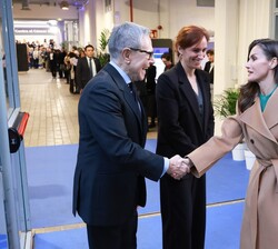 Doña Letizia llega al Espacio Rastro Madrid y es recibida por la ministra de Sanidad, Mónica García, y por el presidente de la Asociación Española contra el Cáncer, Ramón Reyes