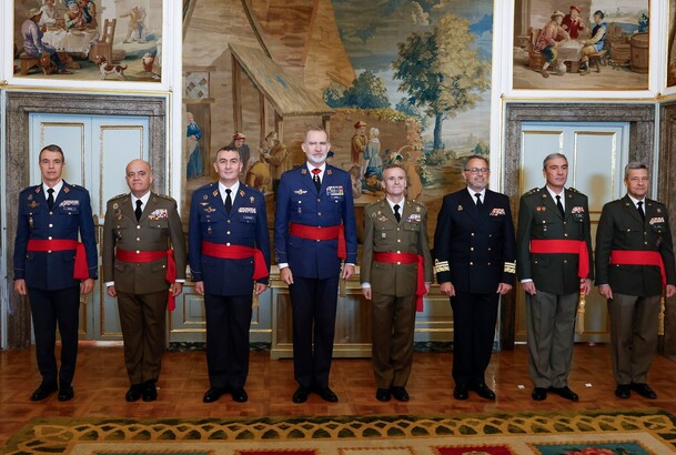 Su Majestad el Rey junto a un grupo de generales de división y vicealmirantes, tras haber sido designados para asumir el mando de distintas unidades militares