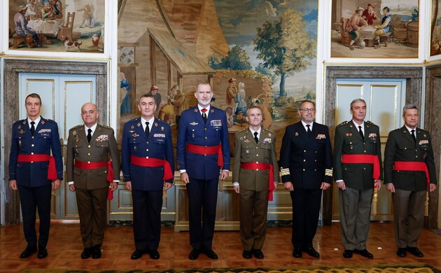 Su Majestad el Rey junto a un grupo de generales de división y vicealmirantes, tras haber sido designados para asumir el mando de distintas unidades m