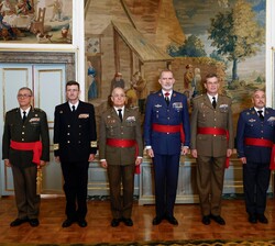 Su Majestad el Rey junto a un grupo de generales de división y vicealmirantes, tras haber sido designados para asumir el mando de distintas unidades m