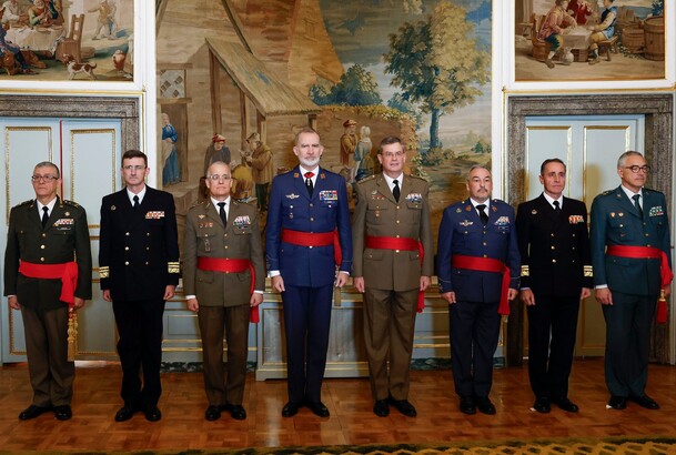 Su Majestad el Rey junto a un grupo de generales de división y vicealmirantes, tras haber sido designados para asumir el mando de distintas unidades m