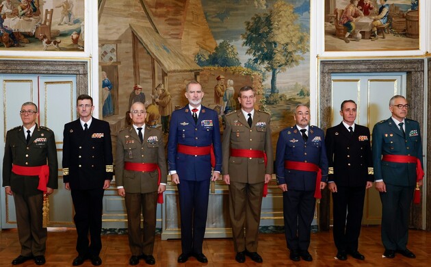 Su Majestad el Rey junto a un grupo de generales de división y vicealmirantes, tras haber sido designados para asumir el mando de distintas unidades m