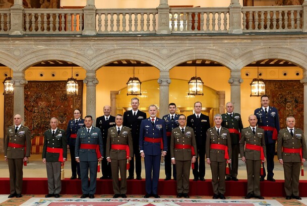 Su Majestad el Rey junto a un grupo de generales de brigada y contralmirantes