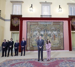 Sus Majestades los Reyes durante la lectura del acta de concesión del Premio "Premio Ñ 2024"
