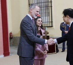 Su Majestad el Rey entrega el Premio Ñ 2024 del Instituto Cervantes al hispanista coreano Park Chul