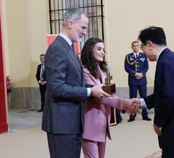 Su Majestad la Reina felicita al ganador del Premio Ñ 2024 del Instituto Cervantes al hispanista coreano Park Chul