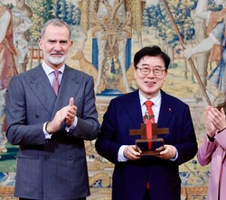 Sus Majestades los Reyes con el ganador del Premio Ñ 2024 del Instituto Cervantes al hispanista coreano Park Chul