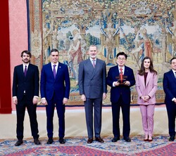 Sus Majestades los Reyes junto al ganador del Premio Ñ 2024 del Instituto Cervantes, Park Chul, y las autoridades asistentes