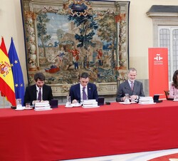 Sus Majestades los Reyes en la mesa de la reunión