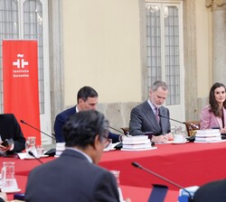 Sus Majestades los Reyes durante la reunión