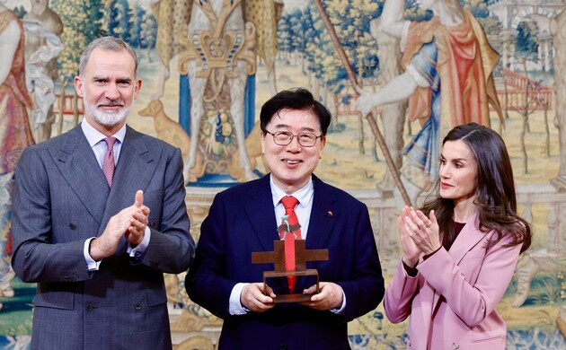 Sus Majestades los Reyes con el ganador del Premio Ñ 2024 del Instituto Cervantes al hispanista coreano Park Chul