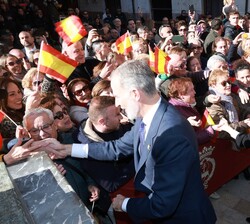 Sus Majestades los Reyes saludan al público que les esperaba a su llegada al Ayuntamiento de Caravaca de la Cruz