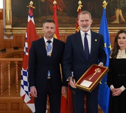 Sus Majestades los Reyes reciben la Llave de Oro de la ciudad de Caravaca de la Cruz de manos del alcalde