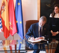 Don Felipe firma en el libro de honor del Ayuntamiento de Caravaca de la Cruz