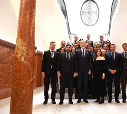 Fotografía de grupo de Don Felipe y Doña Letizia con la corporación municipal en el interior del Ayuntamiento