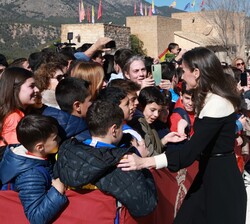 Sus Majestades los Reyes saludan al público que estaba congregado frente a la Real Basílica - Santuario de la Vera Cruz