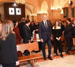 Sus Majestades los Reyes se dirigen a ocupra su lugar en el interior de la Basílica