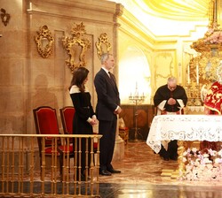 El obispo ofrece la Cruz a Sus Majestades los Reyes para su veneración