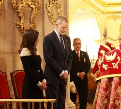 Don Felipe y Doña Letizia veneran la Cruz ofrecida por el obispo de la Diócesis de Cartagena- Murcia