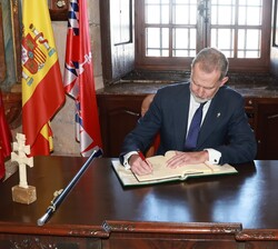 S.M. el Rey firma en el libro de honor de la Real e Ilustre Cofradía de la Santísima y Vera Cruz de Caravaca
