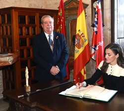 Su Majestad la Reina firma en el libro de honor de la Real e Ilustre Cofradía de la Santísima y Vera Cruz de Caravaca