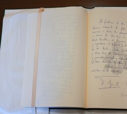 Detalle de la dedicatoria en el libro de honor de la Real e Ilustre Cofradía de la Santísima y Vera Cruz de Caravaca