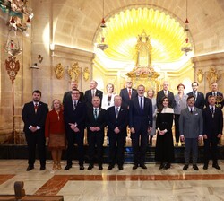 Fotografía de grupo de Sus Majestades los Reyes con los integrantes de la Junta Directiva de la Real e Ilustre Confradía de la Santísima y Vera Cruz d