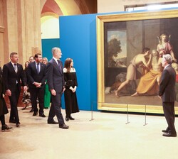 Sus Majestades los Reyes se dirigen al interior de la iglesia de la Compañía de Jesús para visitar la exposición "El siglo de Tegeo"