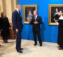 Don Felipe y Doña Letizia atienden a las explicaciones del comisario de la exposición